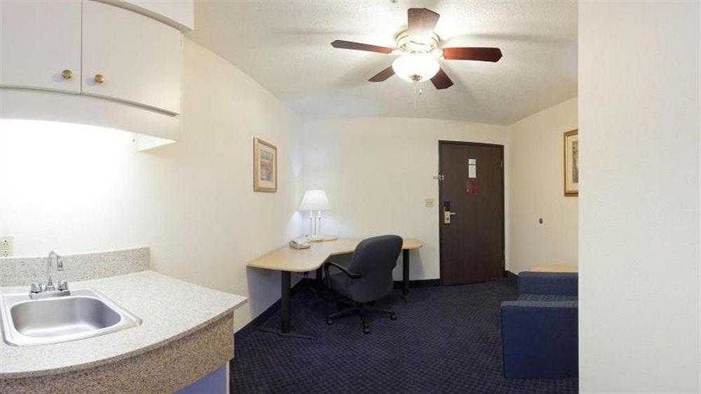 Holiday Inn Express & Suites Fayetteville University Of Arkansas Area By Ihg Exterior photo