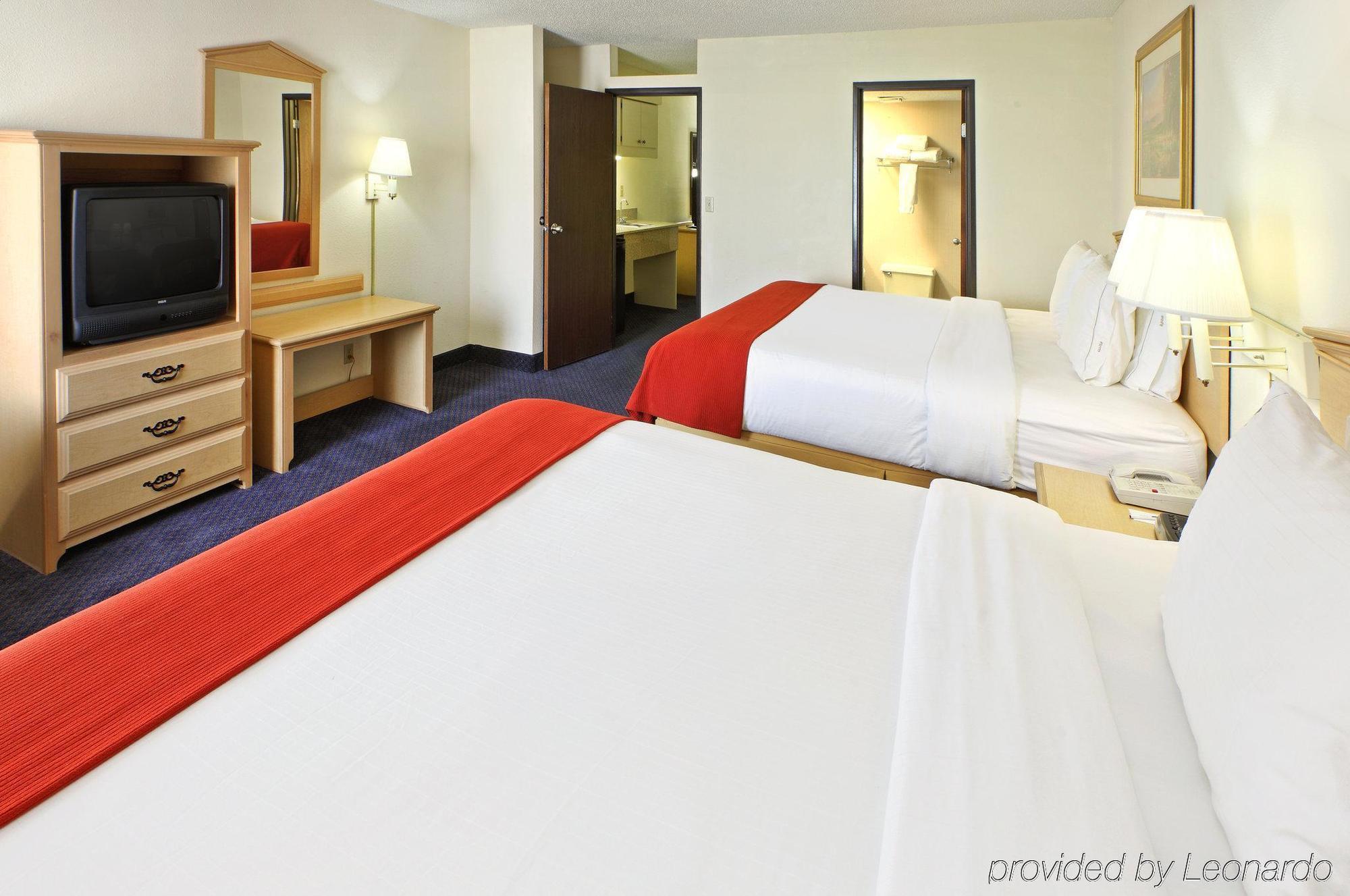 Holiday Inn Express & Suites Fayetteville University Of Arkansas Area By Ihg Room photo